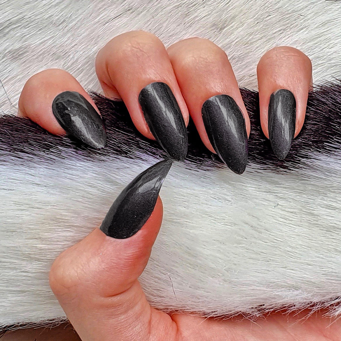 Black PearlA luxurious and chic black colour